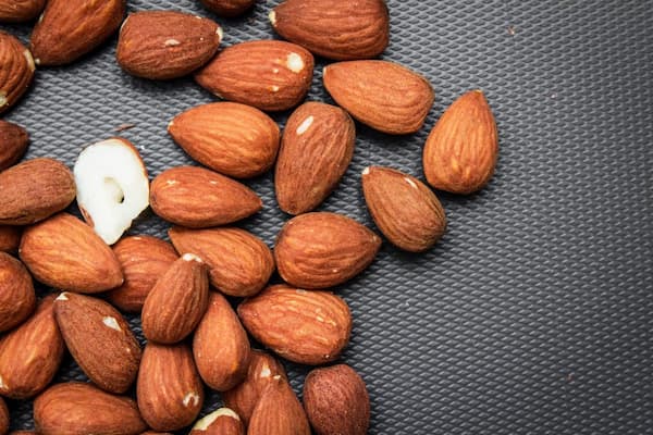 تصویر 2 از خرید بادام درختی پوست دار + قیمت فروش استثنایی